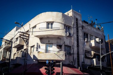 Tel Aviv, İsrail, 16 Ocak 2026 Bina cephesi, şehrin eşsiz mimari mirasını gösteriyor. Tarihi Bauhaus 'tan modern konut tasarımlarına kadar uzanan bu yapılar.