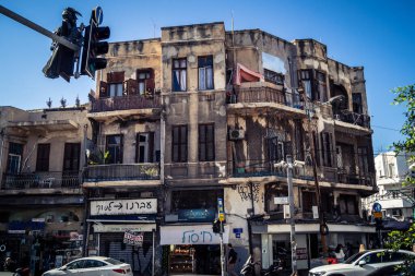 Tel Aviv, İsrail, 16 Ocak 2026 Bina cephesi, şehrin eşsiz mimari mirasını gösteriyor. Tarihi Bauhaus 'tan modern konut tasarımlarına kadar uzanan bu yapılar.