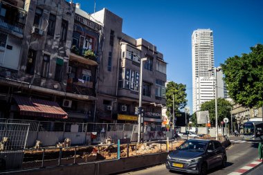 Tel Aviv, İsrail, 16 Ocak 2026 Bina cephesi, şehrin eşsiz mimari mirasını gösteriyor. Tarihi Bauhaus 'tan modern konut tasarımlarına kadar uzanan bu yapılar.