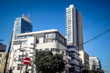 Tel Aviv, İsrail, 16 Ocak 2026 Bina cephesi, şehrin eşsiz mimari mirasını gösteriyor. Tarihi Bauhaus 'tan modern konut tasarımlarına kadar uzanan bu yapılar.