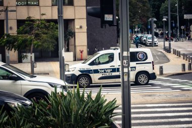 Tel Aviv, İsrail, 19 Ocak 2026 İsrail polis arabası Tel Aviv sokaklarında devriye geziyor..