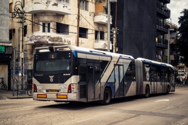 Tel Aviv, İsrail, 19 Ocak 2026. Otobus Florentin Mahallesi boyunca yol alıyor. Şehir hareketliliğini ve akışını sürdüren modern şehir yaşam tarzını yansıtan canlı bir merkez cadde..