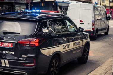 Tel Aviv, İsrail, 19 Ocak 2026 İsrail polis arabası Tel Aviv sokaklarında devriye geziyor..