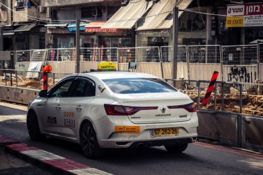 Tel Aviv, İsrail, 19 Ocak 2026 Tel Aviv şehir merkezindeki yoğun caddelerde ilerlerken, devam eden bölgesel çatışmalara ve artan güvenlik gerilimlerine rağmen kentin hareketliliğini ve akışını sürdürüyor..