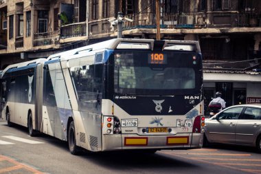 Tel Aviv, İsrail, 19 Ocak 2026. Otobus Florentin Mahallesi boyunca yol alıyor. Şehir hareketliliğini ve akışını sürdüren modern şehir yaşam tarzını yansıtan canlı bir merkez cadde..