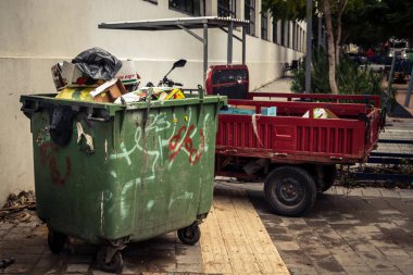 Tel Aviv, İsrail, 19 Ocak 2026 Florentin Mahallesi, şehrin eşsiz mimari mirasını betimliyor. Tarihi Bauhaus 'tan modern konut tasarımlarına kadar uzanan bu yapılar.