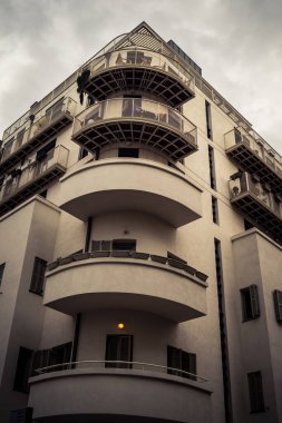 Tel Aviv, İsrail, 19 Ocak 2026 Florentin Mahallesi, şehrin eşsiz mimari mirasını betimliyor. Tarihi Bauhaus 'tan modern konut tasarımlarına kadar uzanan bu yapılar.