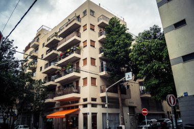 Tel Aviv, İsrail, 19 Ocak 2026 Florentin Mahallesi, şehrin eşsiz mimari mirasını betimliyor. Tarihi Bauhaus 'tan modern konut tasarımlarına kadar uzanan bu yapılar.