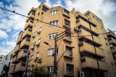 Tel Aviv, İsrail, 19 Ocak 2026 Florentin Mahallesi, şehrin eşsiz mimari mirasını betimliyor. Tarihi Bauhaus 'tan modern konut tasarımlarına kadar uzanan bu yapılar.