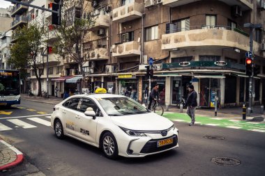 Tel Aviv, İsrail, 19 Ocak 2026 Tel Aviv şehir merkezindeki yoğun caddelerde ilerlerken, devam eden bölgesel çatışmalara ve artan güvenlik gerilimlerine rağmen kentin hareketliliğini ve akışını sürdürüyor..