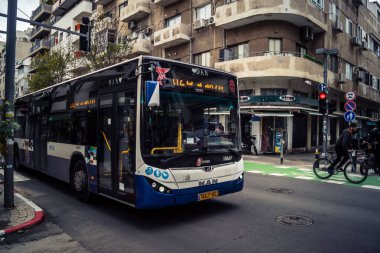 Tel Aviv, İsrail, 19 Ocak 2026. Otobus Florentin Mahallesi boyunca yol alıyor. Şehir hareketliliğini ve akışını sürdüren modern şehir yaşam tarzını yansıtan canlı bir merkez cadde..
