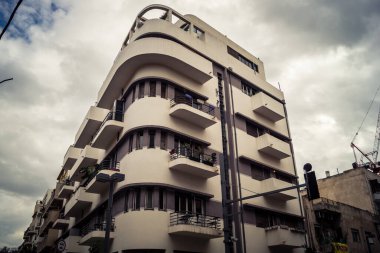 Tel Aviv, İsrail, 19 Ocak 2026 Florentin Mahallesi, şehrin eşsiz mimari mirasını betimliyor. Tarihi Bauhaus 'tan modern konut tasarımlarına kadar uzanan bu yapılar.