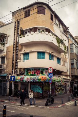Tel Aviv, İsrail, 19 Ocak 2026 Florentin Mahallesi, şehrin eşsiz mimari mirasını betimliyor. Tarihi Bauhaus 'tan modern konut tasarımlarına kadar uzanan bu yapılar.