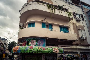 Tel Aviv, İsrail, 19 Ocak 2026 Florentin Mahallesi, şehrin eşsiz mimari mirasını betimliyor. Tarihi Bauhaus 'tan modern konut tasarımlarına kadar uzanan bu yapılar.