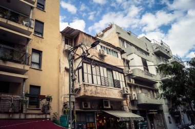 Tel Aviv, İsrail, 19 Ocak 2026 Florentin Mahallesi, şehrin eşsiz mimari mirasını betimliyor. Tarihi Bauhaus 'tan modern konut tasarımlarına kadar uzanan bu yapılar.