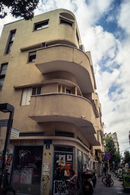 Tel Aviv, İsrail, 19 Ocak 2026 Florentin Mahallesi, şehrin eşsiz mimari mirasını betimliyor. Tarihi Bauhaus 'tan modern konut tasarımlarına kadar uzanan bu yapılar.
