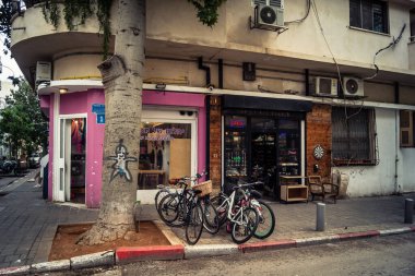 Tel Aviv, İsrail, 19 Ocak 2026 Florentin Mahallesi, şehrin eşsiz mimari mirasını betimliyor. Tarihi Bauhaus 'tan modern konut tasarımlarına kadar uzanan bu yapılar.