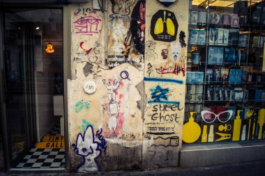 Tel Aviv, İsrail, 19 Ocak 2026 Vibrant sokak sanatı ve grafiti Florentin 'in yıpranmış duvarlarını kaplıyor. Yerel sanatçıların sosyal ve siyasi mesajlar verdiği ham şehir manzarası.