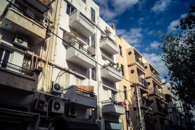 Tel Aviv, İsrail, 19 Ocak 2026 Florentin Mahallesi, şehrin eşsiz mimari mirasını betimliyor. Tarihi Bauhaus 'tan modern konut tasarımlarına kadar uzanan bu yapılar.