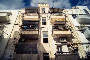 Tel Aviv, İsrail, 19 Ocak 2026 Florentin Mahallesi, şehrin eşsiz mimari mirasını betimliyor. Tarihi Bauhaus 'tan modern konut tasarımlarına kadar uzanan bu yapılar.