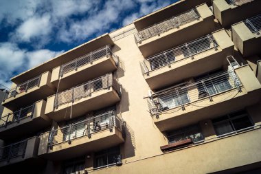 Tel Aviv, İsrail, 19 Ocak 2026 Florentin Mahallesi, şehrin eşsiz mimari mirasını betimliyor. Tarihi Bauhaus 'tan modern konut tasarımlarına kadar uzanan bu yapılar.