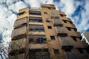 Tel Aviv, İsrail, 19 Ocak 2026 Florentin Mahallesi, şehrin eşsiz mimari mirasını betimliyor. Tarihi Bauhaus 'tan modern konut tasarımlarına kadar uzanan bu yapılar.