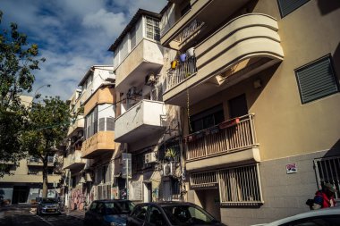 Tel Aviv, İsrail, 19 Ocak 2026 Florentin Mahallesi, şehrin eşsiz mimari mirasını betimliyor. Tarihi Bauhaus 'tan modern konut tasarımlarına kadar uzanan bu yapılar.