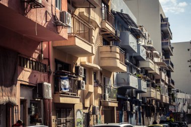 Tel Aviv, İsrail, 19 Ocak 2026 Florentin Mahallesi, şehrin eşsiz mimari mirasını betimliyor. Tarihi Bauhaus 'tan modern konut tasarımlarına kadar uzanan bu yapılar.