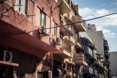 Tel Aviv, İsrail, 19 Ocak 2026 Florentin Mahallesi, şehrin eşsiz mimari mirasını betimliyor. Tarihi Bauhaus 'tan modern konut tasarımlarına kadar uzanan bu yapılar.