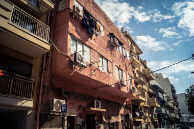 Tel Aviv, İsrail, 19 Ocak 2026 Florentin Mahallesi, şehrin eşsiz mimari mirasını betimliyor. Tarihi Bauhaus 'tan modern konut tasarımlarına kadar uzanan bu yapılar.