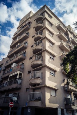 Tel Aviv, İsrail, 19 Ocak 2026 Florentin Mahallesi, şehrin eşsiz mimari mirasını betimliyor. Tarihi Bauhaus 'tan modern konut tasarımlarına kadar uzanan bu yapılar.