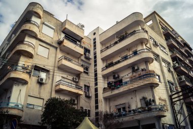 Tel Aviv, İsrail, 19 Ocak 2026 Florentin Mahallesi, şehrin eşsiz mimari mirasını betimliyor. Tarihi Bauhaus 'tan modern konut tasarımlarına kadar uzanan bu yapılar.