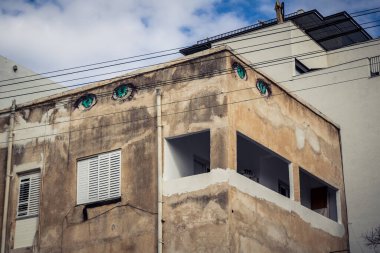 Tel Aviv, İsrail, 19 Ocak 2026 Florentin Mahallesi, şehrin eşsiz mimari mirasını betimliyor. Tarihi Bauhaus 'tan modern konut tasarımlarına kadar uzanan bu yapılar.