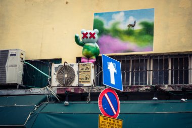 Tel Aviv, İsrail, 19 Ocak 2026 Vibrant sokak sanatı ve grafiti Florentin 'in yıpranmış duvarlarını kaplıyor. Yerel sanatçıların sosyal ve siyasi mesajlar verdiği ham şehir manzarası.