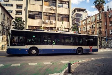 Tel Aviv, İsrail, 19 Ocak 2026. Otobus Florentin Mahallesi boyunca yol alıyor. Şehir hareketliliğini ve akışını sürdüren modern şehir yaşam tarzını yansıtan canlı bir merkez cadde..