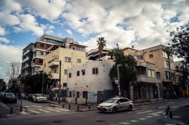 Tel Aviv, İsrail, 19 Ocak 2026 Florentin Mahallesi, şehrin eşsiz mimari mirasını betimliyor. Tarihi Bauhaus 'tan modern konut tasarımlarına kadar uzanan bu yapılar.