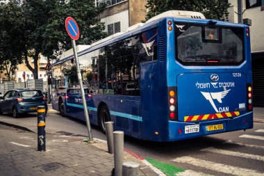 Tel Aviv, İsrail, 19 Ocak 2026. Otobus Florentin Mahallesi boyunca yol alıyor. Şehir hareketliliğini ve akışını sürdüren modern şehir yaşam tarzını yansıtan canlı bir merkez cadde..