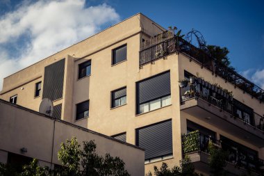 Tel Aviv, İsrail, 19 Ocak 2026 Florentin Mahallesi, şehrin eşsiz mimari mirasını betimliyor. Tarihi Bauhaus 'tan modern konut tasarımlarına kadar uzanan bu yapılar.