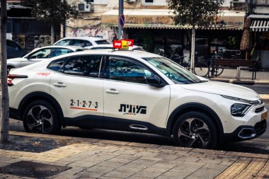 Tel Aviv, İsrail, 19 Ocak 2026 Tel Aviv şehir merkezindeki yoğun caddelerde ilerlerken, devam eden bölgesel çatışmalara ve artan güvenlik gerilimlerine rağmen kentin hareketliliğini ve akışını sürdürüyor..