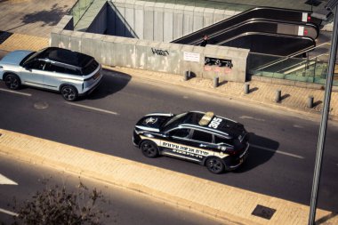 Tel Aviv, İsrail, 21 Ocak 2026 İsrail polis arabası Tel Aviv sokaklarında devriye geziyor..