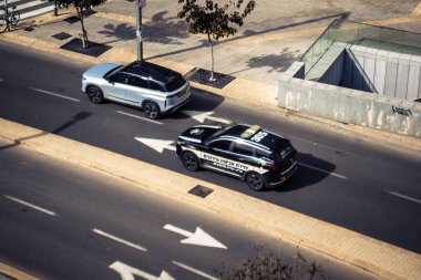 Tel Aviv, İsrail, 21 Ocak 2026 İsrail polis arabası Tel Aviv sokaklarında devriye geziyor..