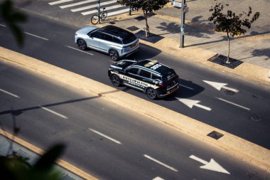 Tel Aviv, İsrail, 21 Ocak 2026 İsrail polis arabası Tel Aviv sokaklarında devriye geziyor..