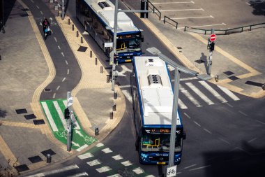 Tel Aviv, İsrail, 21 Ocak 2026 otobüsleri şehir merkezinde dolaşır, modern şehir yaşam tarzını yansıtır, hareketliliği ve akıcılığı güvence altına alır. Bu, insanların tercih ettiği ulaşım şekillerinden biri..