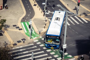 Tel Aviv, İsrail, 21 Ocak 2026 otobüsleri şehir merkezinde dolaşır, modern şehir yaşam tarzını yansıtır, hareketliliği ve akıcılığı güvence altına alır. Bu, insanların tercih ettiği ulaşım şekillerinden biri..