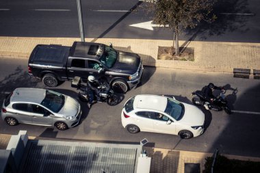 Tel Aviv, İsrail, 21 Ocak 2026 Tel Aviv şehir merkezinde trafik. Tel Aviv 'de tercih edilen ulaşım yolları arasında arabalar, taksiler ve otobüsler yer alıyor..