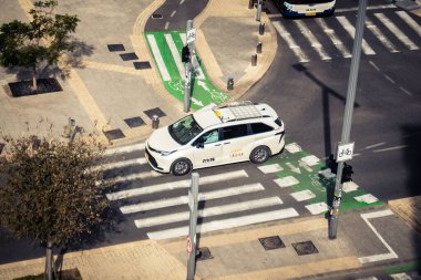 Tel Aviv, İsrail, 21 Ocak 2026 Tel Aviv şehir merkezindeki yoğun caddelerde ilerlerken, devam eden bölgesel çatışmalara ve artan güvenlik gerilimlerine rağmen kentin hareketliliğini ve akışını sürdürüyor..