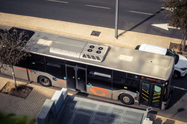 Tel Aviv, İsrail, 21 Ocak 2026 otobüsleri şehir merkezinde dolaşır, modern şehir yaşam tarzını yansıtır, hareketliliği ve akıcılığı güvence altına alır. Bu, insanların tercih ettiği ulaşım şekillerinden biri..