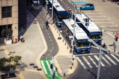 Tel Aviv, İsrail, 21 Ocak 2026 otobüsleri şehir merkezinde dolaşır, modern şehir yaşam tarzını yansıtır, hareketliliği ve akıcılığı güvence altına alır. Bu, insanların tercih ettiği ulaşım şekillerinden biri..
