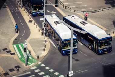 Tel Aviv, İsrail, 21 Ocak 2026 otobüsleri şehir merkezinde dolaşır, modern şehir yaşam tarzını yansıtır, hareketliliği ve akıcılığı güvence altına alır. Bu, insanların tercih ettiği ulaşım şekillerinden biri..