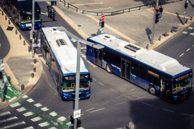 Tel Aviv, İsrail, 21 Ocak 2026 otobüsleri şehir merkezinde dolaşır, modern şehir yaşam tarzını yansıtır, hareketliliği ve akıcılığı güvence altına alır. Bu, insanların tercih ettiği ulaşım şekillerinden biri..